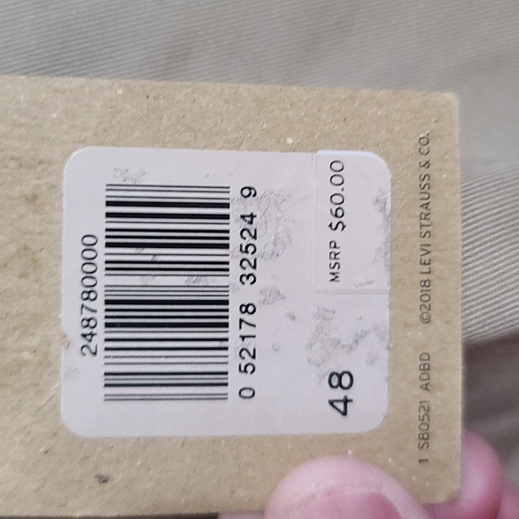 NWT Levi's Men's Carrier Cargo Shorts Tan Multiple Pockets Betmuda Sz 48 - Picture 3 of 10